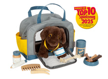 Perro con bolsa de transporte y kit de cuidado