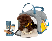 Perro con bolsa de transporte y kit de cuidado