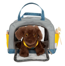 Perro con bolsa de transporte y kit de cuidado