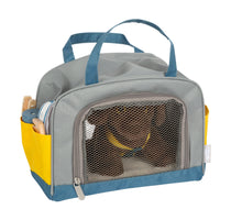 Perro con bolsa de transporte y kit de cuidado