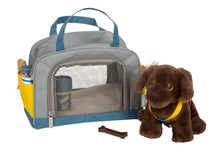 Perro con bolsa de transporte y kit de cuidado