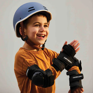 Protect knee and elbow pads with wrist guards (10 - 14 años)