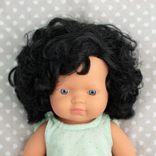 Muñeca bebé caucásica pelo negro rizado niña 38cm