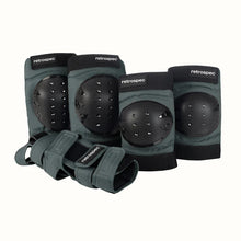 Protect knee and elbow pads with wrist guards (10 - 14 años)