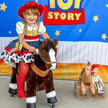 Dark Brown with White Hoof Horse  (2 tamaños)